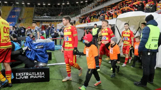 Wyprowadzanie piłkarzy przez dzieci – tradycja, która inspiruje młodych fanów