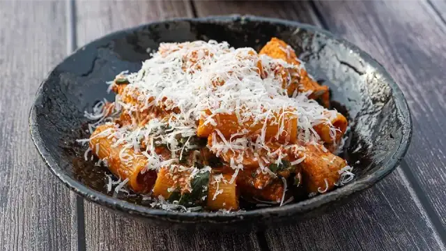 Penne z kurczakiem, szpinakiem i suszonymi pomidorami w 20 minut