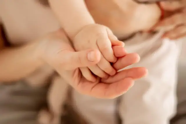 Znaczenie dotyku w rozwoju dziecka: jak brak wpływa na emocje i więzi