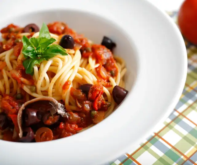 Szybkie spaghetti puttanesca z tuńczykiem – prosty przepis na obiad