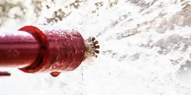 Jak działa zraszacz przeciwpożarowy i jak może uratować życie