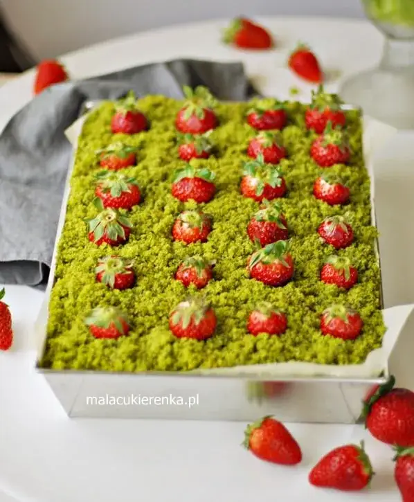 Prosty przepis na truskawkowe ciasto z polewą – deser, który pokochasz od pierwszego kęsa