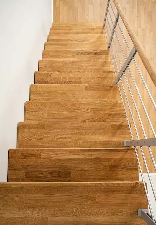 Najlepsze drzewo na schody: trwałość, wygląd i koszty - poradnik