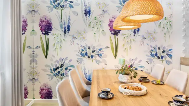 Co powiesić nad stołem w salonie? Odkryj najlepsze dekoracje