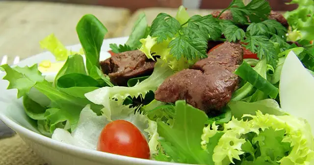 Recette de salade aux foies de volailles savoureuse et facile à préparer
