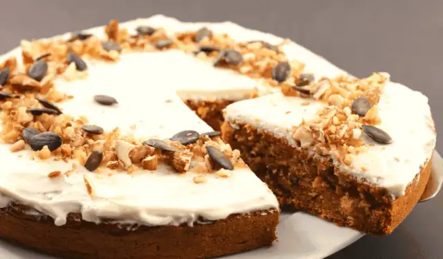 Pyszne ciasto marchewkowe bez jajek - idealne dla alergików