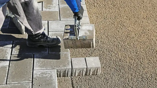 Ile żwiru pod kostkę brukową? Kluczowe wskazówki dla trwałości