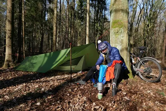 Najlepszy namiot na wyprawę rowerową – jak wybrać lekki i wytrzymały model?