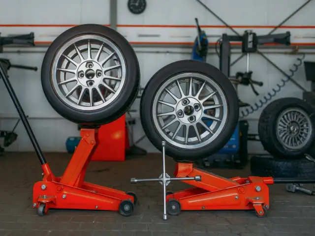 Szumią opony? Oto co zrobić, aby zlikwidować hałas opon