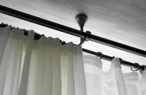 Jak prawidłowo powiesić karnisz nad oknem? Uniknij 5 najczęstszych błędów