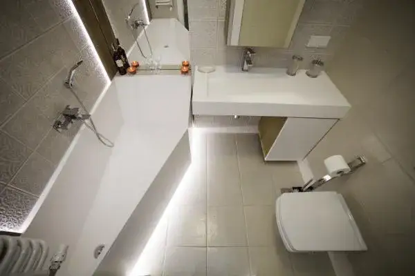 Jak wybrać idealny brodzik do małej łazienki, aby maksymalnie wykorzystać przestrzeń