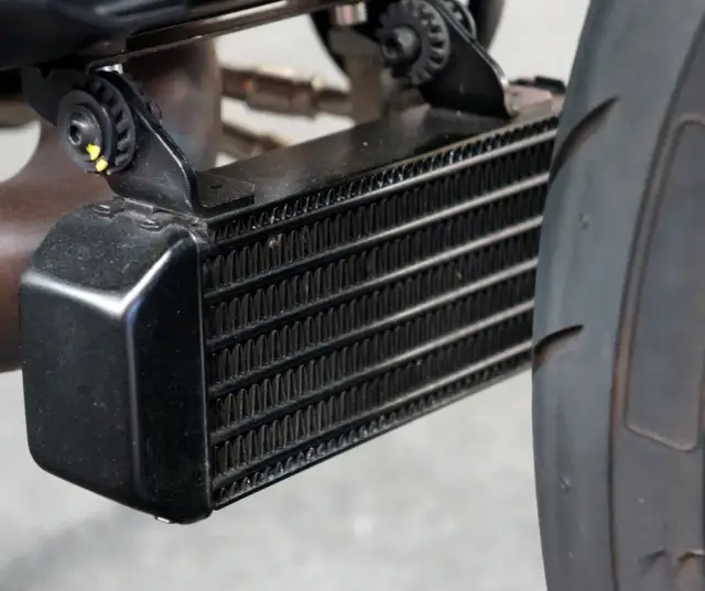 Uszkodzona chłodnica oleju objawy – jak je szybko rozpoznać?