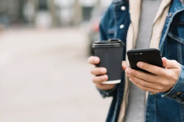 Cyfrowy minimalizm i życie z dwoma aplikacjami zamiast dwudziestu