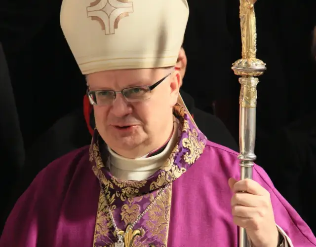 Jak wygląda biskup? Charakterystyczne stroje i insygnia biskupie wyjaśnione