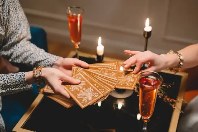 Ile jest kart tarota? Odkryj różnice między Arkanami i ich typami