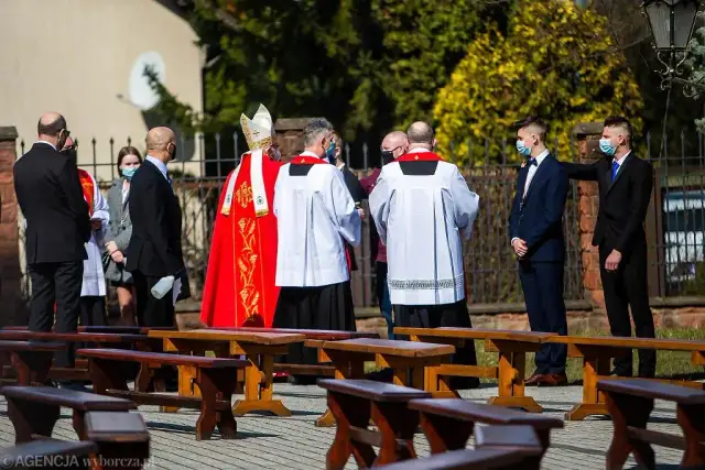 Ile dać na bierzmowanie? Odpowiednie kwoty i zwyczaje, które zaskoczą