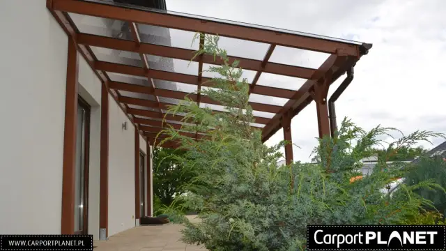 Zadaszenie tarasu szkło czy poliwęglan: co wybrać dla swojego tarasu?