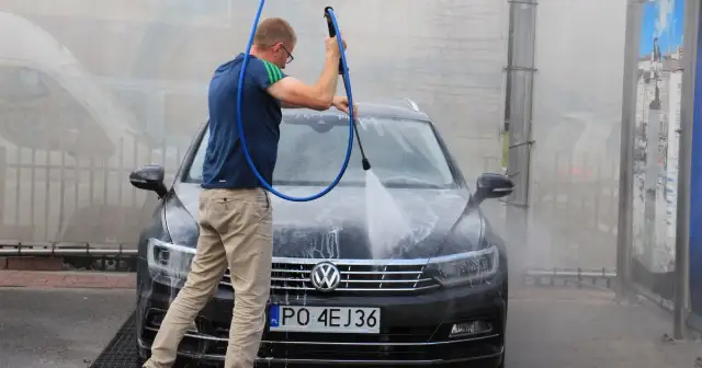 Jak umyć samochód na myjni i uniknąć najczęstszych błędów