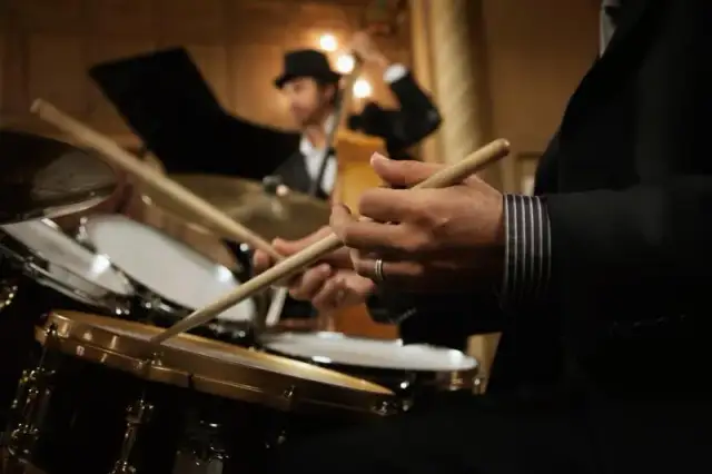 Członek zespołu jazzowego: Kluczowa rola w tworzeniu magii muzyki