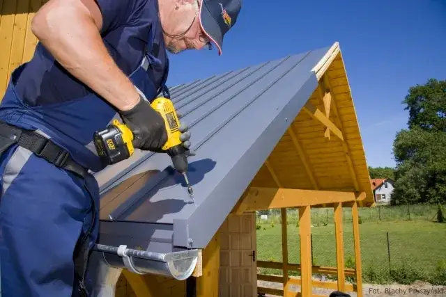 Jak obrobić okno dachowe blachą na rąbek - krok po kroku