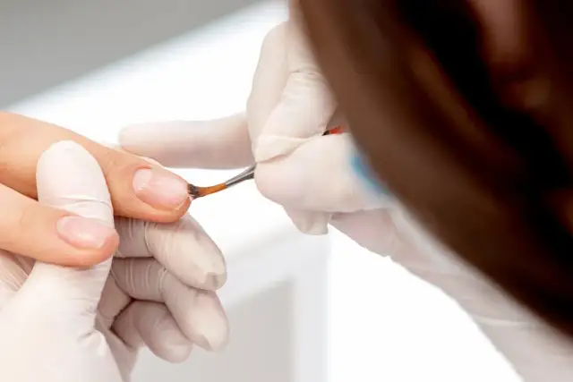 Manicure leczniczy: na czym polega i jakie daje korzyści?