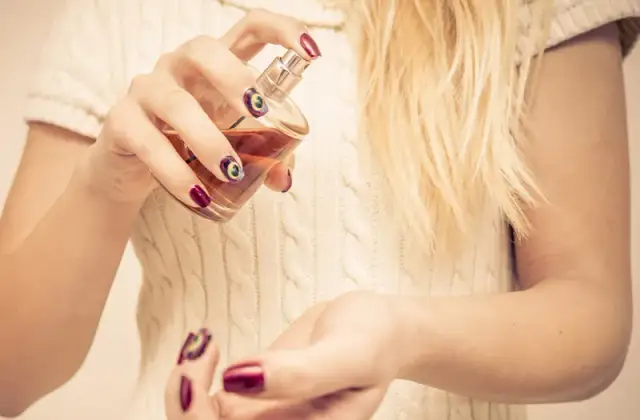 Gdzie psikać perfumy damskie, aby zapach utrzymywał się dłużej?