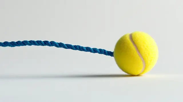 Piłka tenisowa na gumce: Jakie ma zalety i do jakich zastosowań?