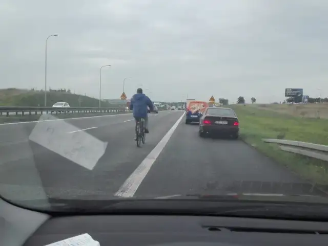 Czy można jechać rowerem po autostradzie? W Polsce to zabronione!