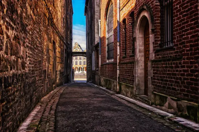 Jak wzmocnić fundamenty i uniknąć kosztownych napraw budynku