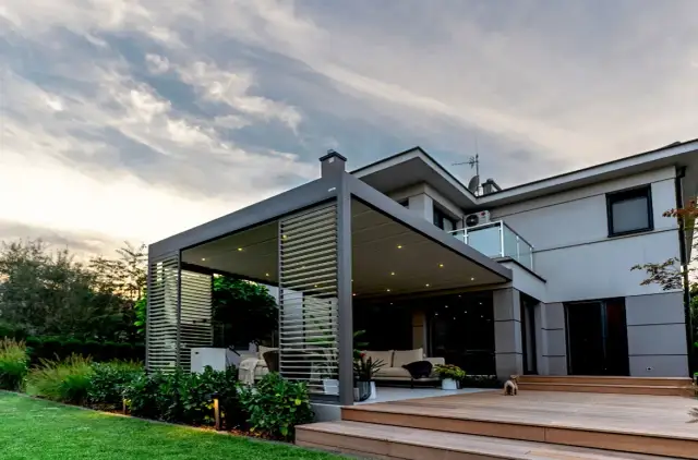 Kiedy zdecydować się na zadaszenie tarasowe?