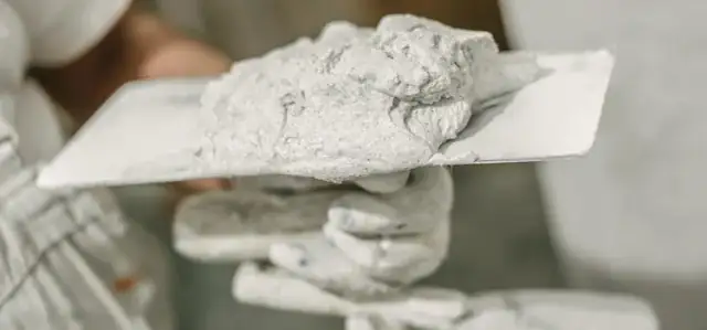 Co to jest zaprawa wapienna? Poznaj jej zalety i zastosowania w budownictwie