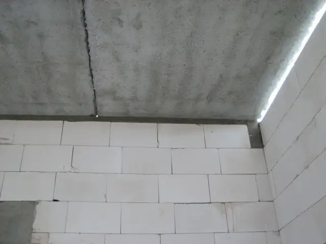 Ile schnie strop po zalaniu? Poznaj kluczowe czynniki i czas schnięcia