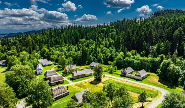 Skansen Zubrzyca: Odkryj fascynującą historię i tradycję regionu