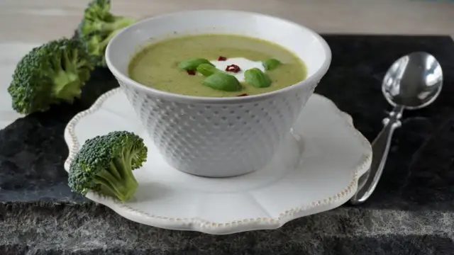 Kremowa zupa z brokułów krok po kroku. Prosto, szybko i pysznie!