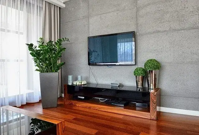 Jak powiesić TV na ścianie: uniknij najczęstszych błędów montażu