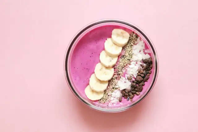 Smoothie bowl – kolorowe i lekkie śniadania na upalne dni