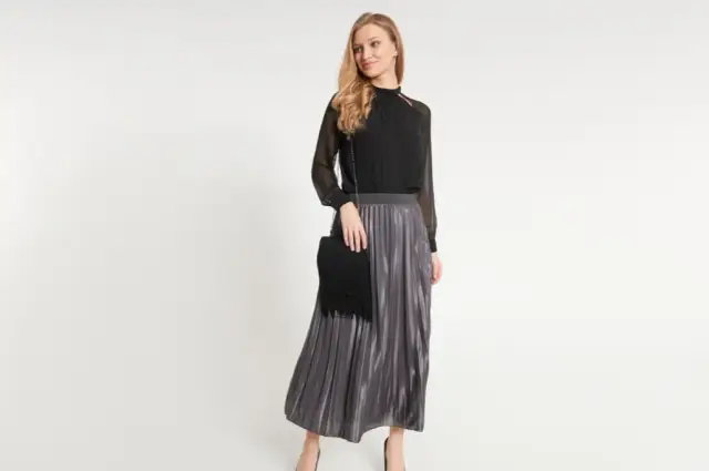Jak stylowo ubrać się do plisowanej spódnicy: porady i inspiracje modowe