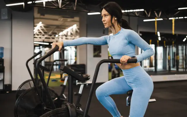 Jak połączyć trening cardio i siłowy bez przetrenowania – skuteczny plan dla każdego