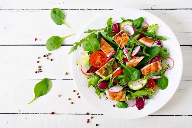 Ile kcal ma sałatka z kurczakiem? Zaskakujące wartości kaloryczne