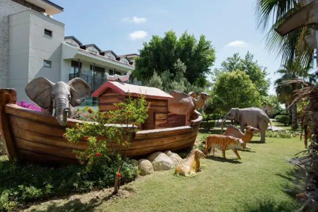 Najlepsze hotele z mini zoo dla rodzin - atrakcje i udogodnienia