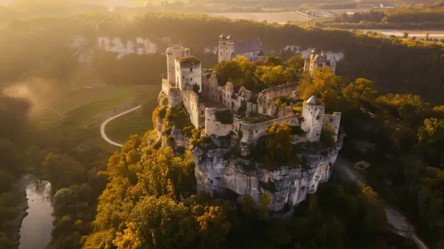 Atrakcje Jury Krakowsko-Częstochowskiej: Zamek w Ojcowskim Parku Narodowym