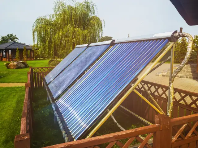 Jak podgrzewać wodę w basenie ogrodowym - tanie i skuteczne metody