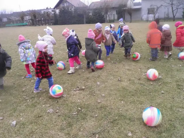 Kreatywne zabawy z piłką w przedszkolu - 10 pomysłów dla dzieci