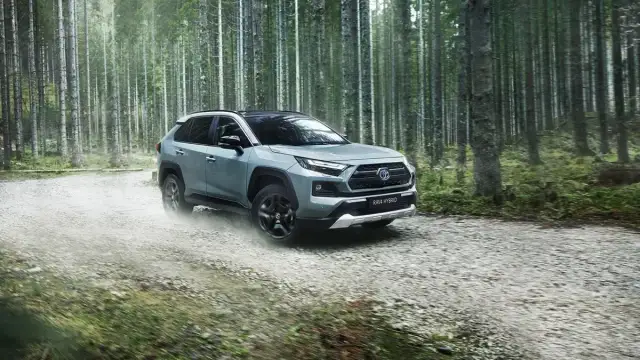 Jak działa napęd 4x4 w Toyota RAV4 II? Kluczowe informacje i zalety