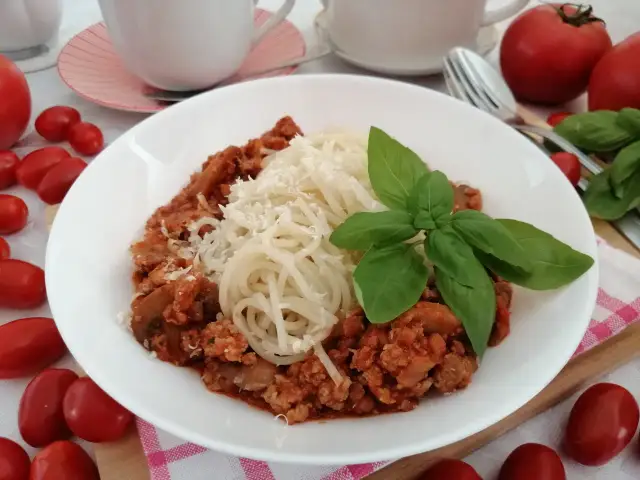 Spaghetti z mięsem mielonym i pieczarkami – szybki przepis na obiad