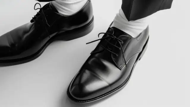 Białe skarpetki do czarnych butów: Modny błąd czy nowy trend?