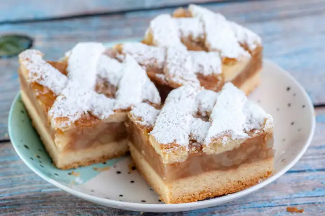 Czy szarlotkę po upieczeniu wyjąć z piekarnika, aby nie opadła?