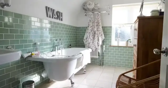 Jak wykończyć płytki do połowy łazienki, aby uniknąć problemów z wilgocią