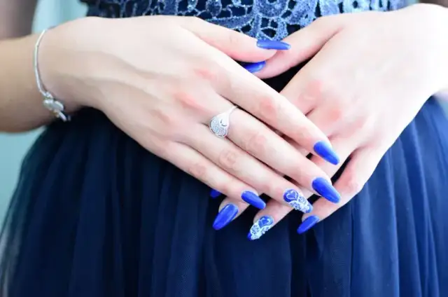 Chabrowe spodnie jaki kolor bluzki - idealne połączenia na każdą okazję