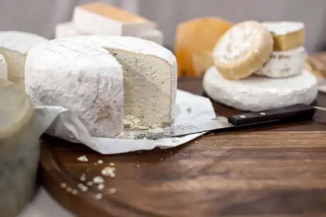 Ser owczy czy kozi - odkryj różnice w smaku i wartościach odżywczych